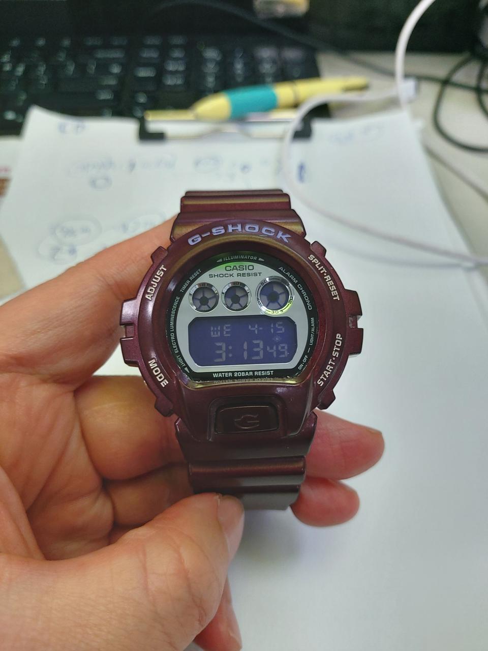 카시오 지샥 버건디색 시계