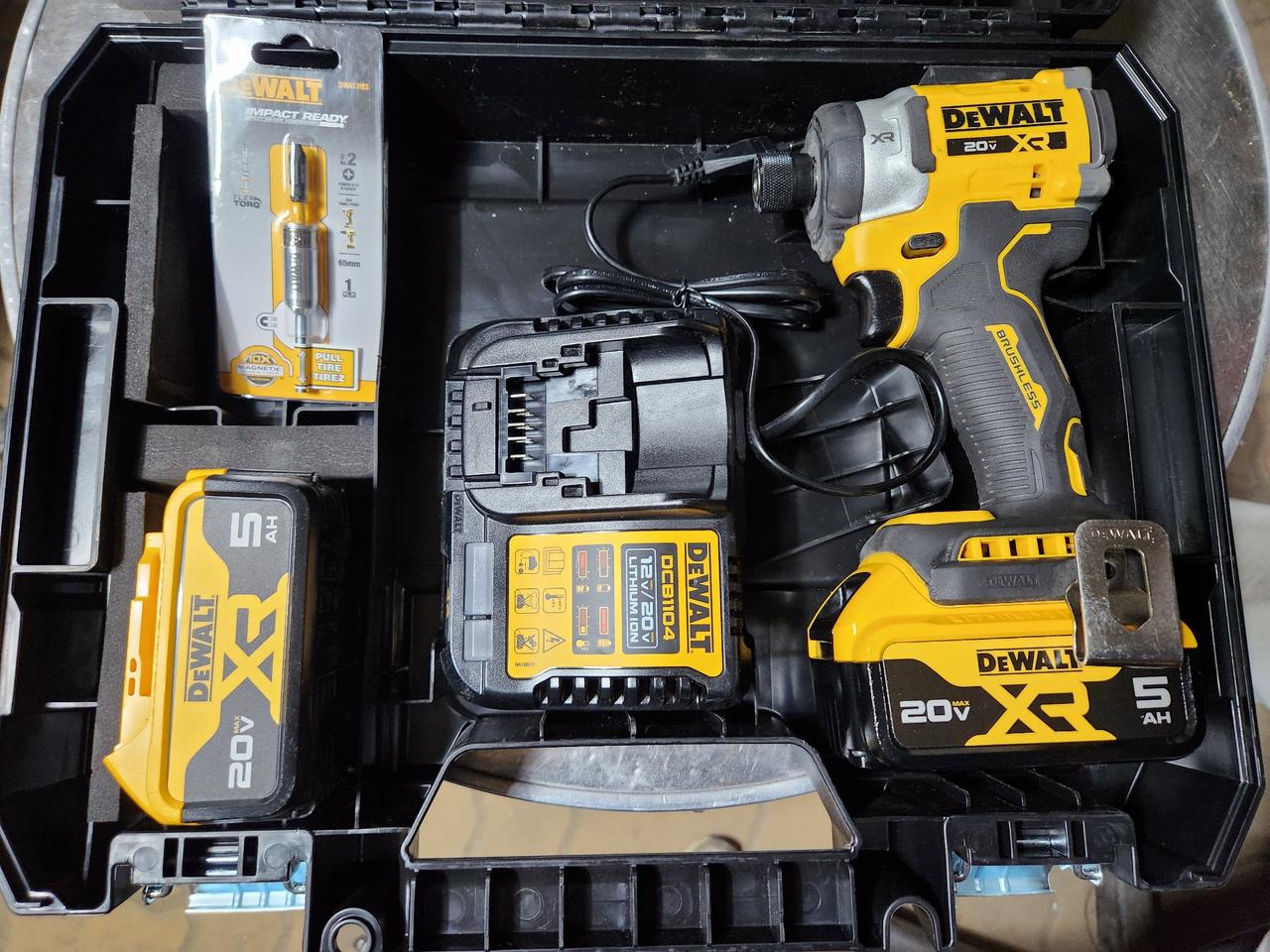 디월트 20v 충전임팩 DCF860 A급 판매