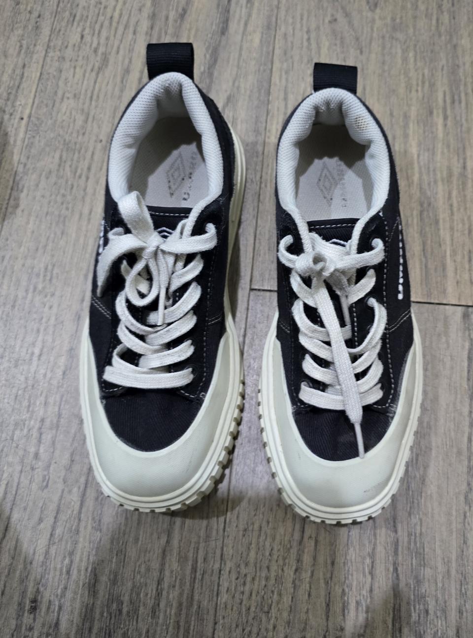 엄브로 스니커즈ㅡ 240