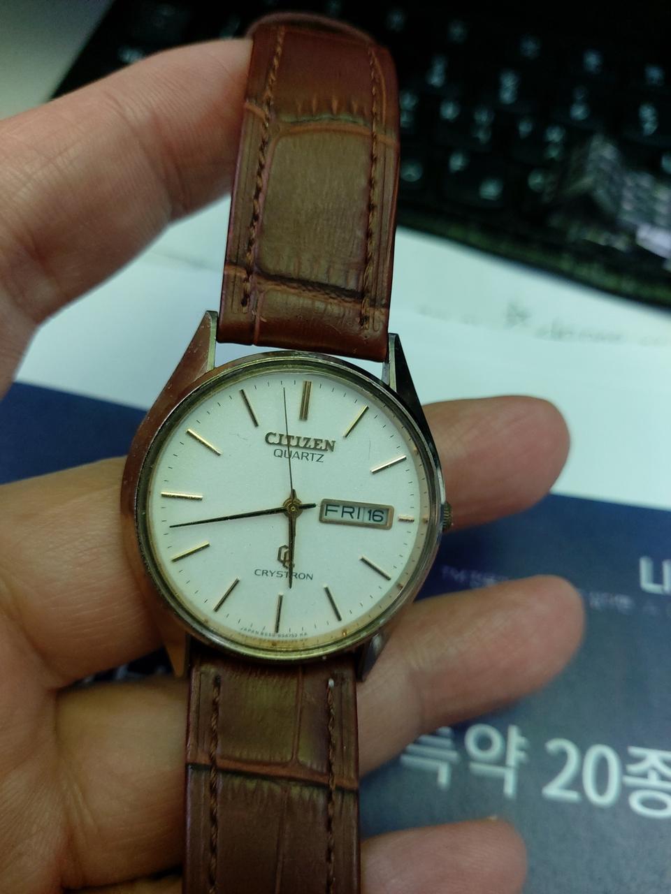 시티즌 크라이스트론 쿼츠 가죽 시계