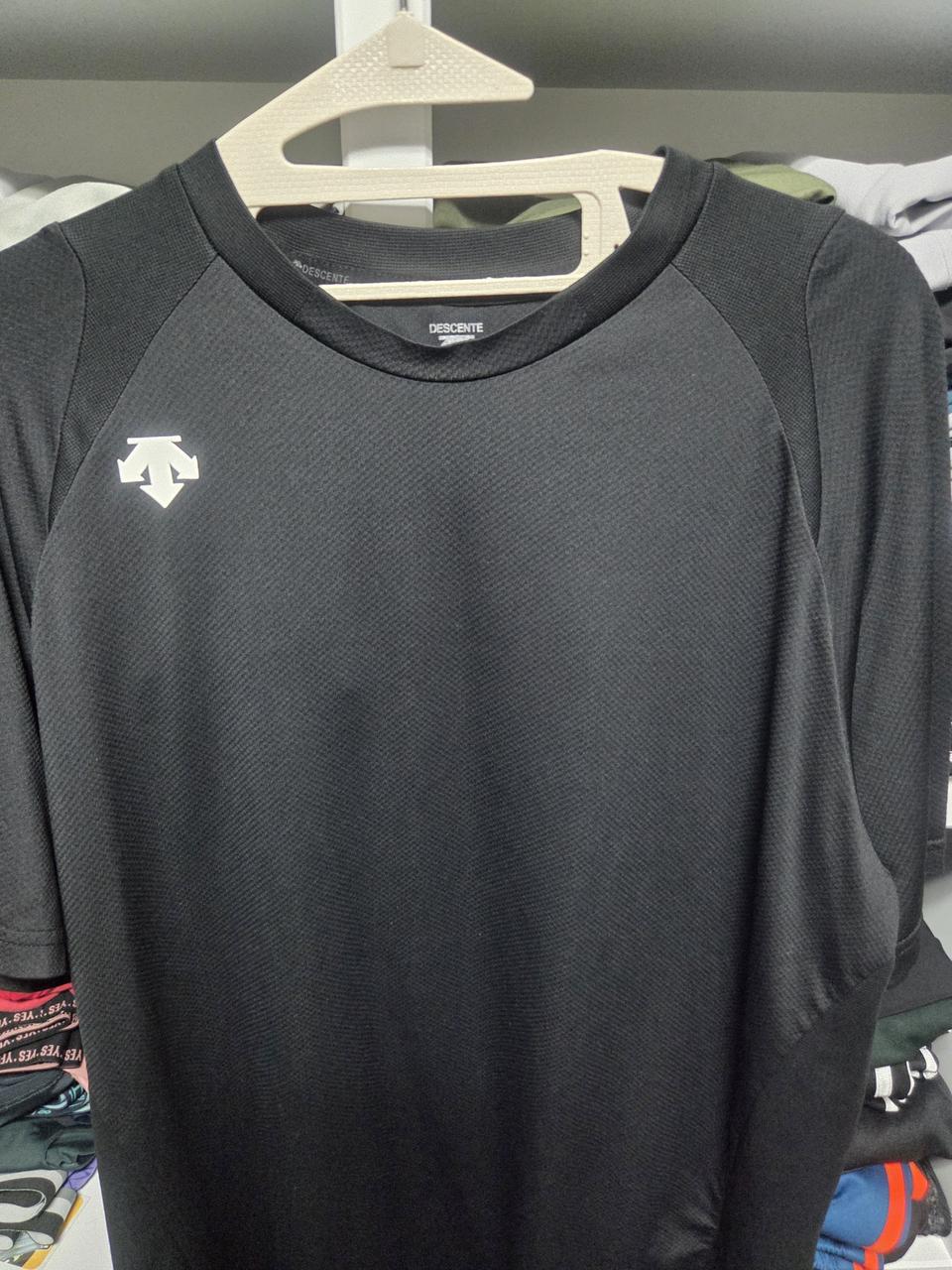 데상트 반팔 100