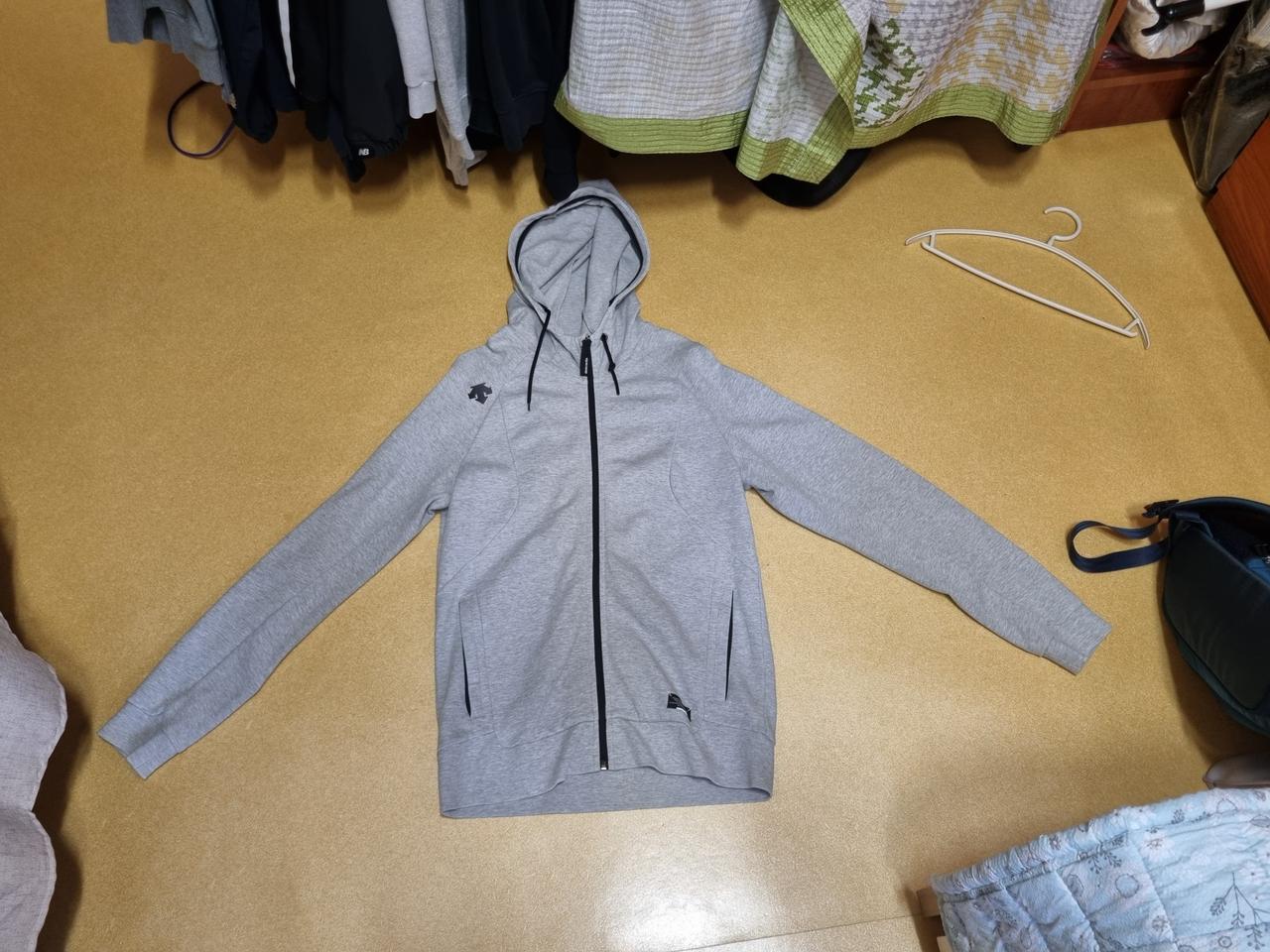정품 데상트 후드집업 팝니다.