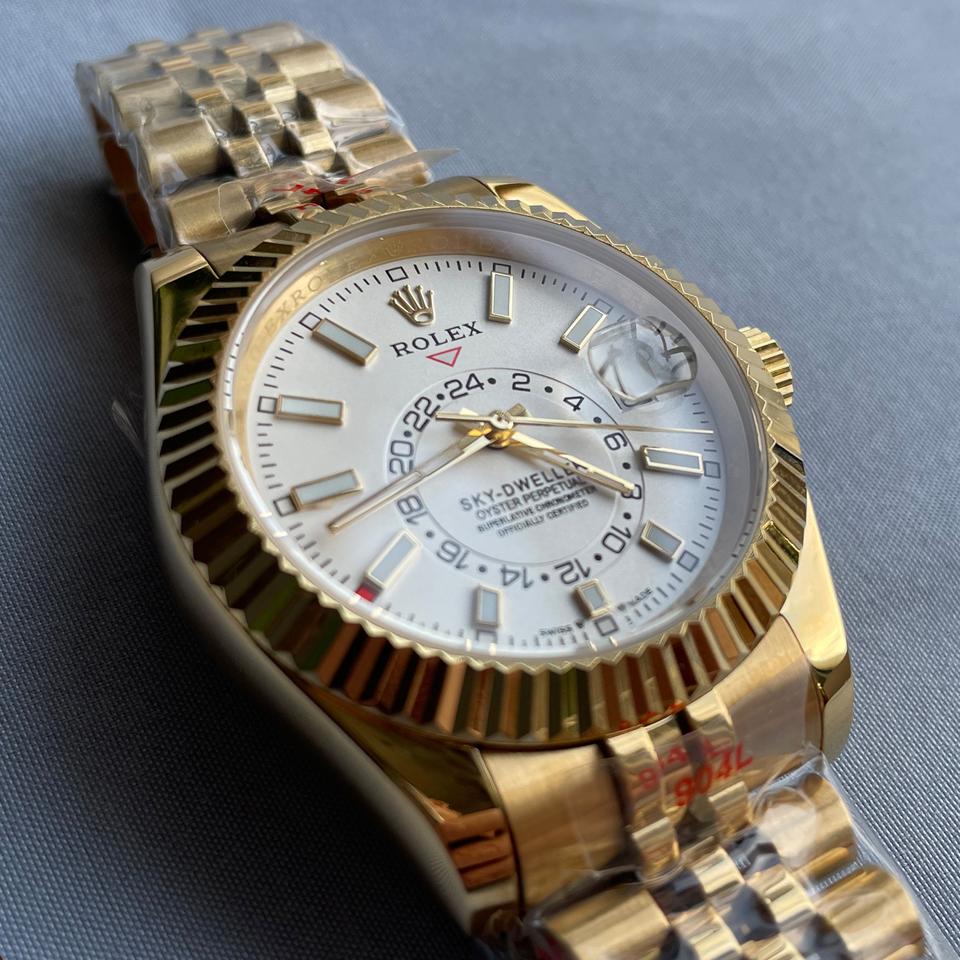 롤렉스 스카이드웰러 골드 화이트 시계 판매합니다.