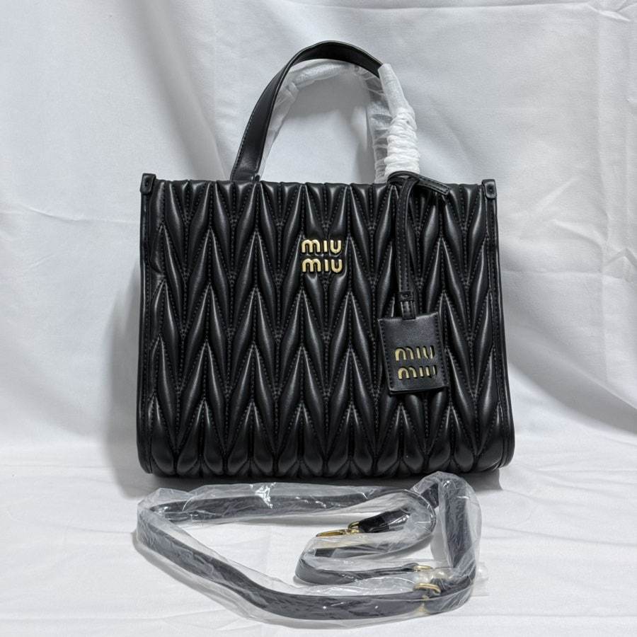 미우미우 마테라쎄 토트 크로스백