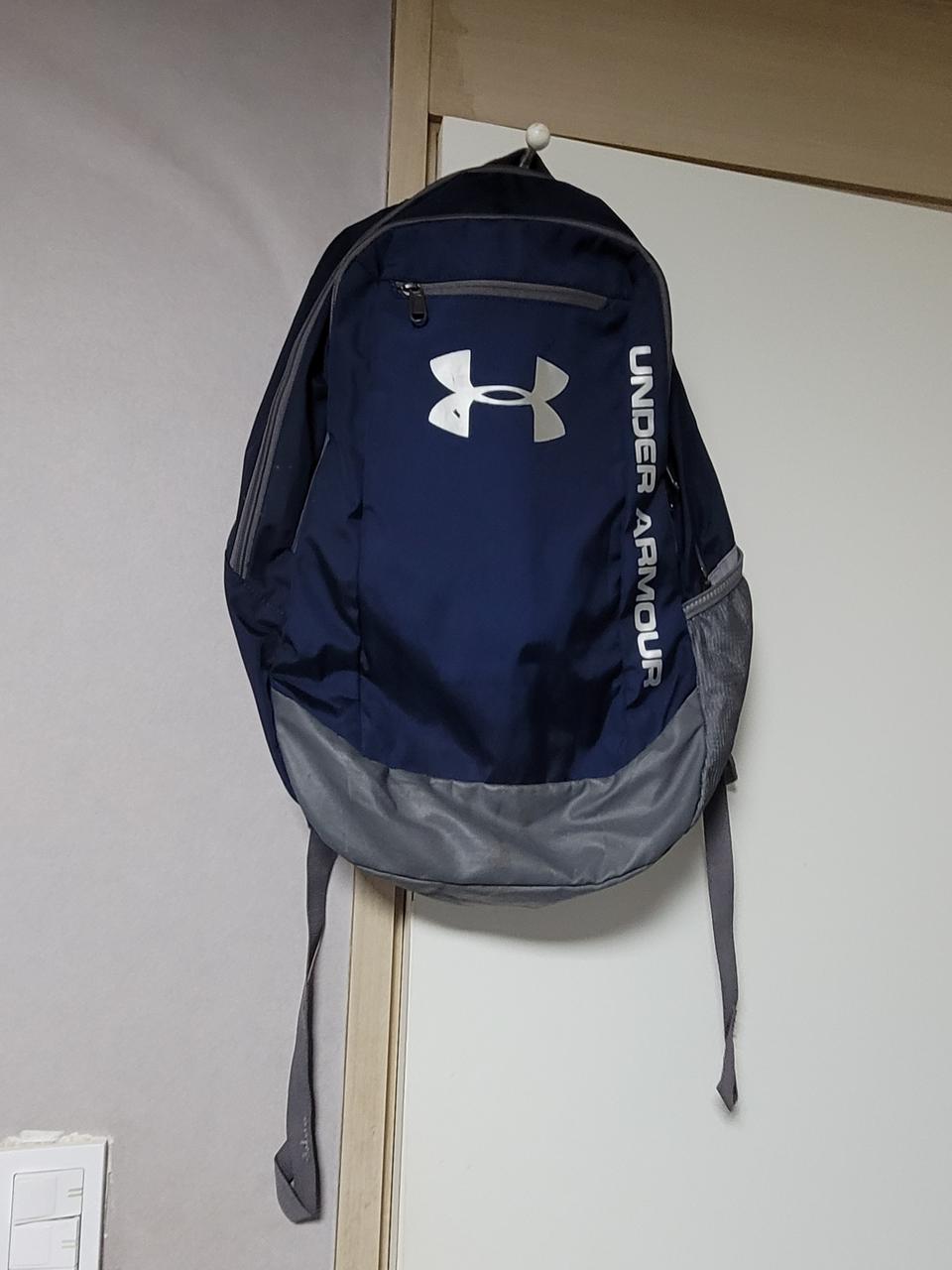 언더아머에서  네이비 색상 백팩.  배낭 가방 이에요