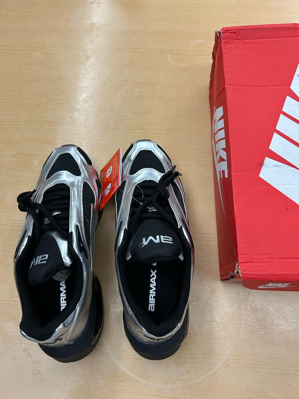 (새상품) 250 나이키 에어맥스 뮤즈 블랙 앤 메탈릭 실버