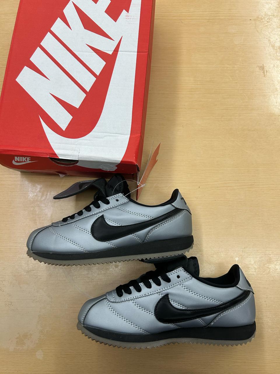 (새상품) 230 나이키 코르테즈 레더 SE 메탈릭 쿨 그레이 블랙