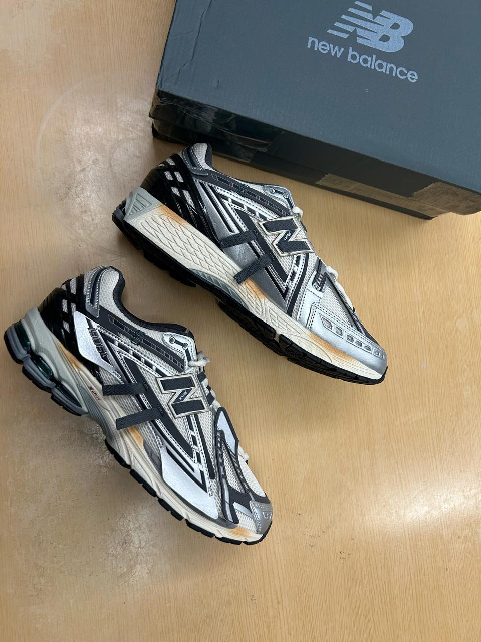 (새상품)280 뉴발란스 1906A 실버 메탈릭 캐슬락