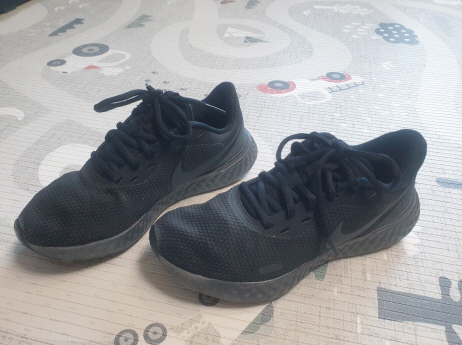 나이키 레블루션  런닝화 사이즈-235