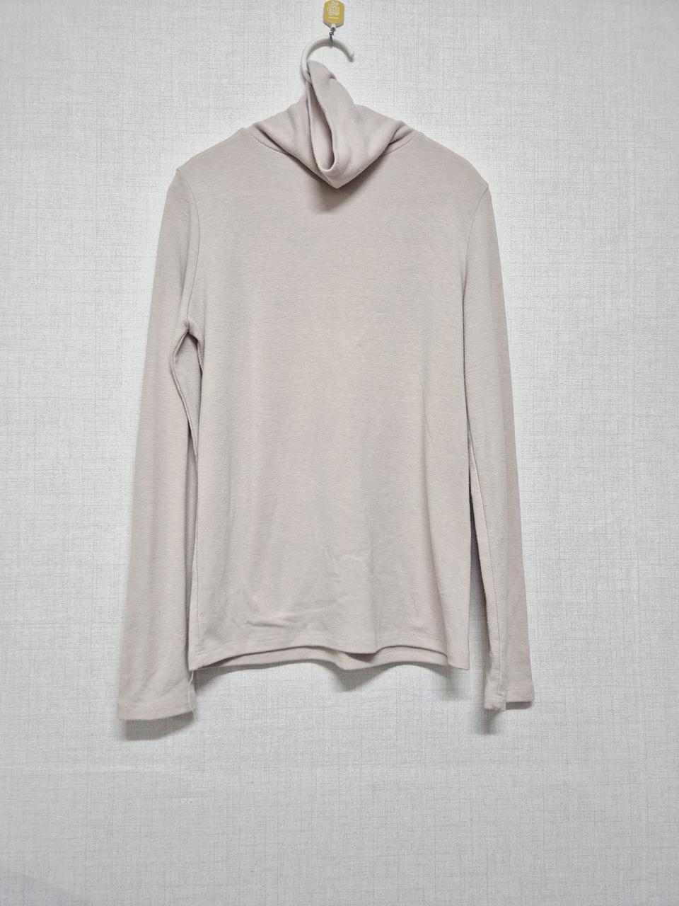 베이지 터틀넥 티셔츠