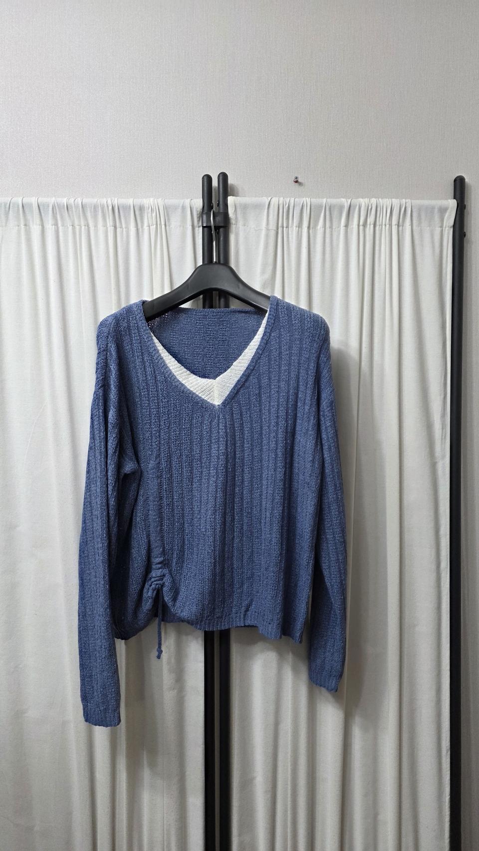 블루 브이넥 니트
