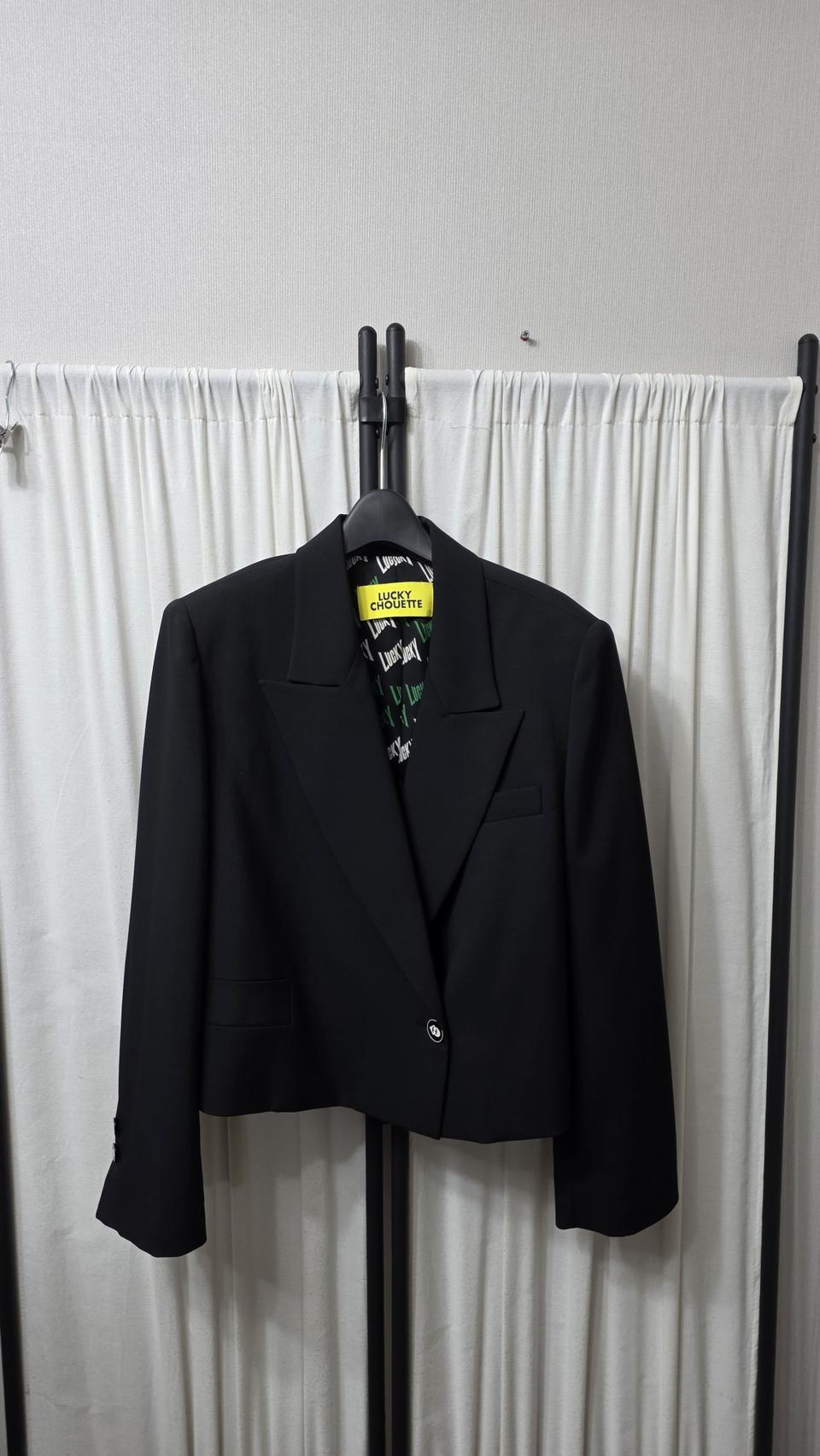 럭키슈에뜨 블랙 크롭 자켓