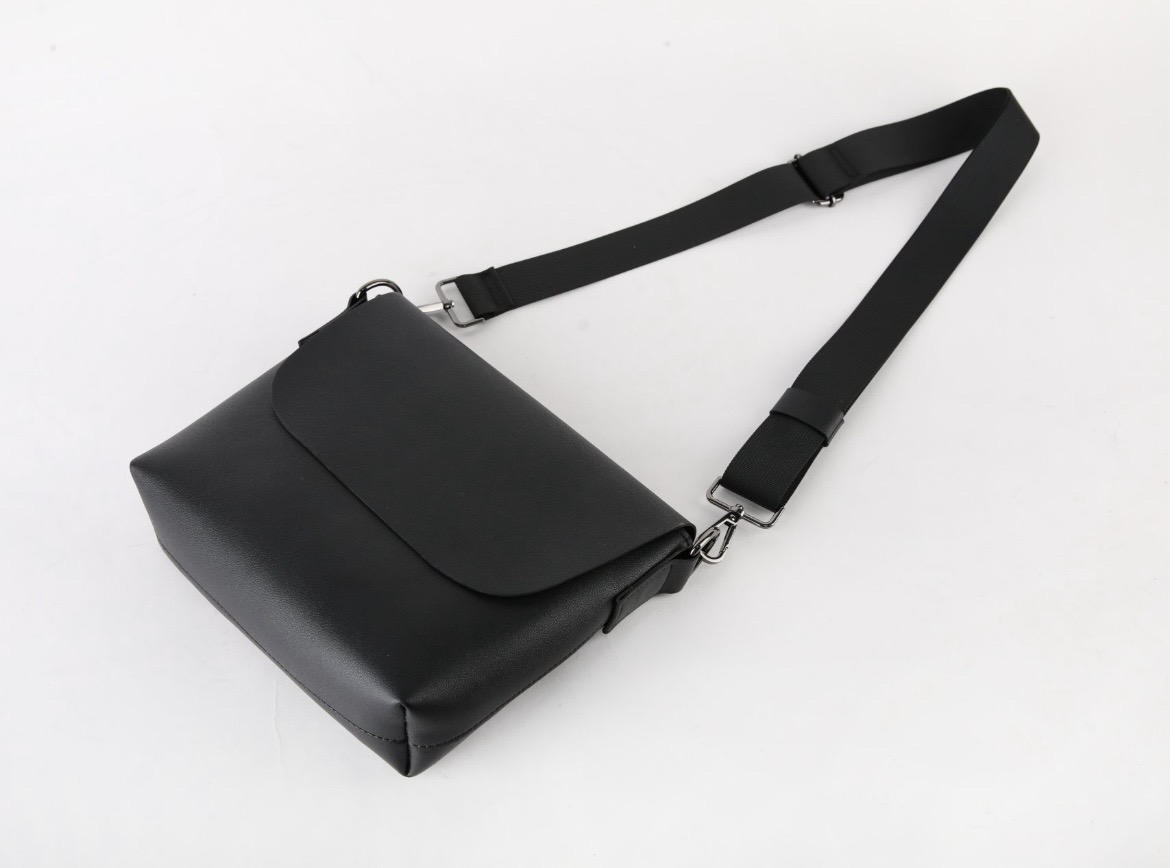 (미사용 새상품) 미니멀 블랙 크로스백 / 데일리 가방 / 깔끔한 디자인