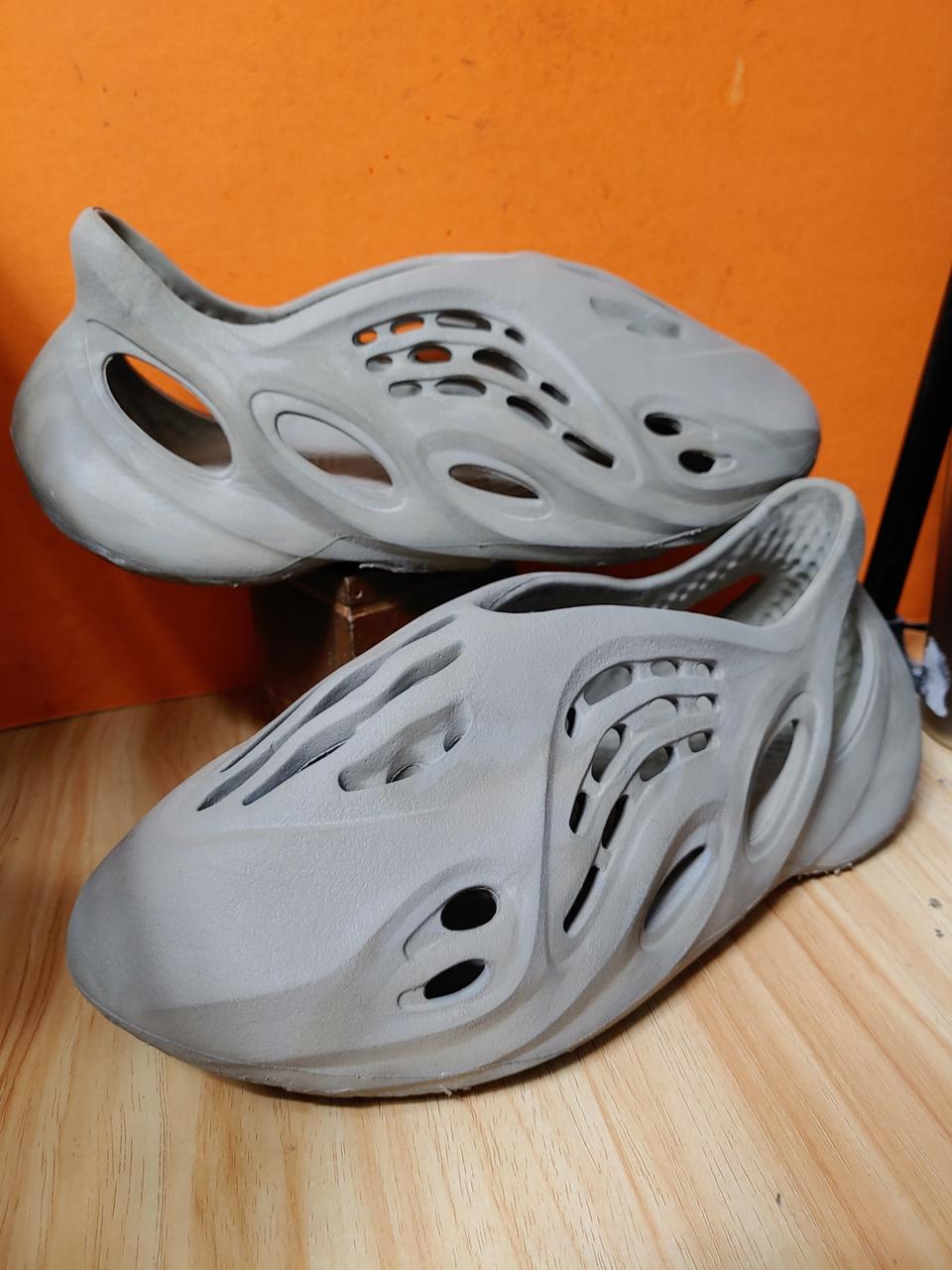 아디다스 이지 폼 러너(US9 추천265~270)