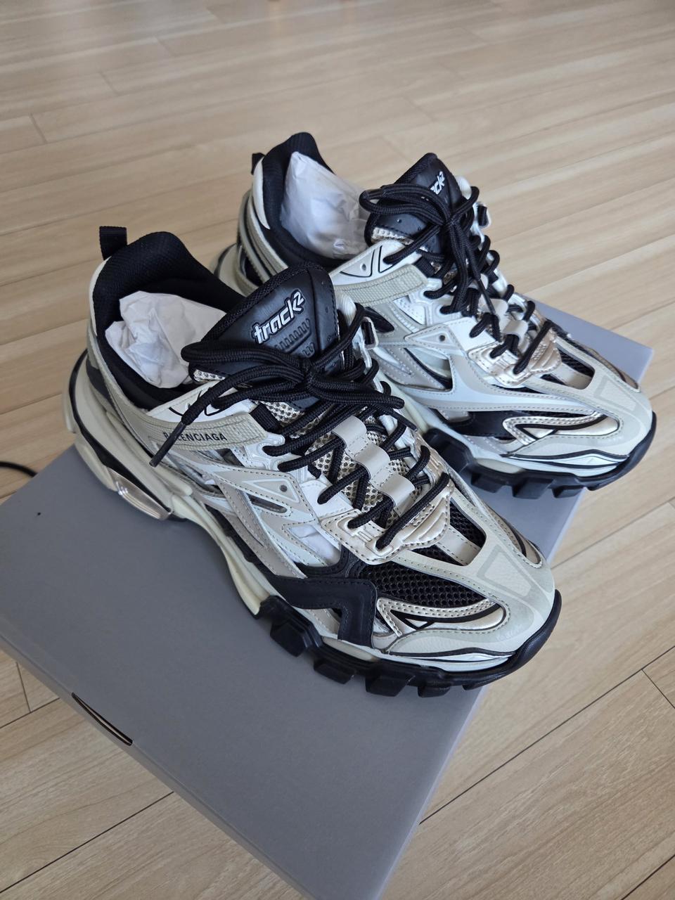 발렌시아가 트랙2 스니커즈 베이지/블랙 41 (270mm)사이즈