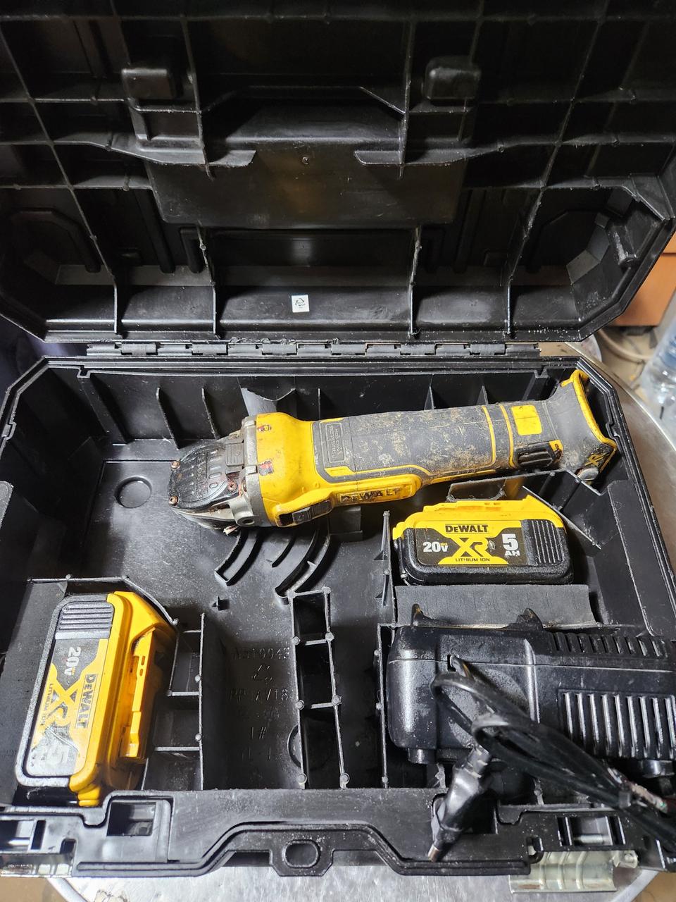 디월트 20v 충전그라인더 DCG405 팝니다