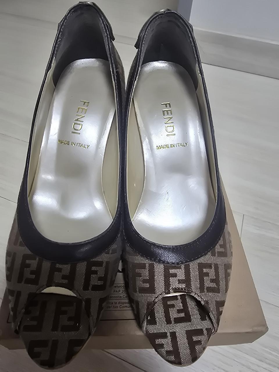텐디로고로 되여있는고급스러운 힐구두
