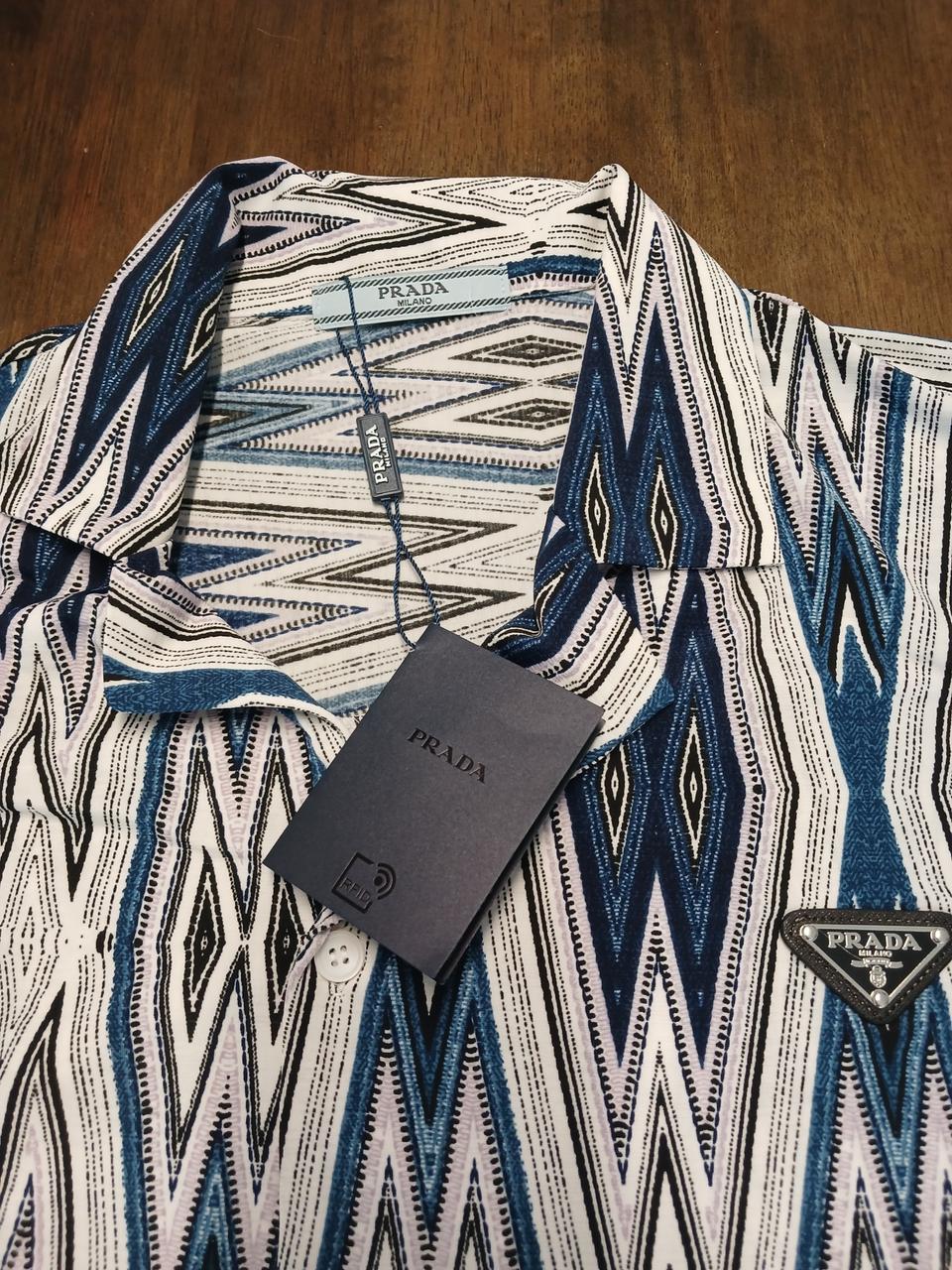 프라다로고 반팔셔츠