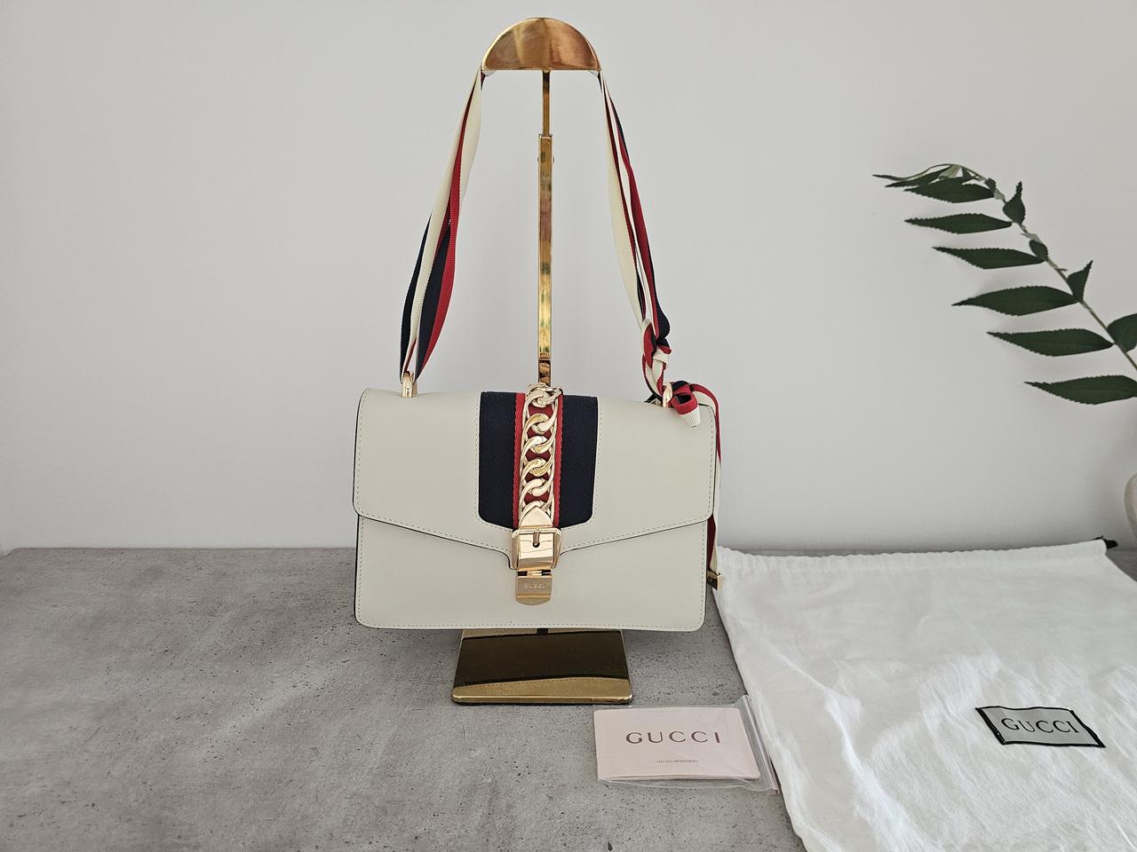 구찌 실비 화이트 레더 숄더백 (플랩형)