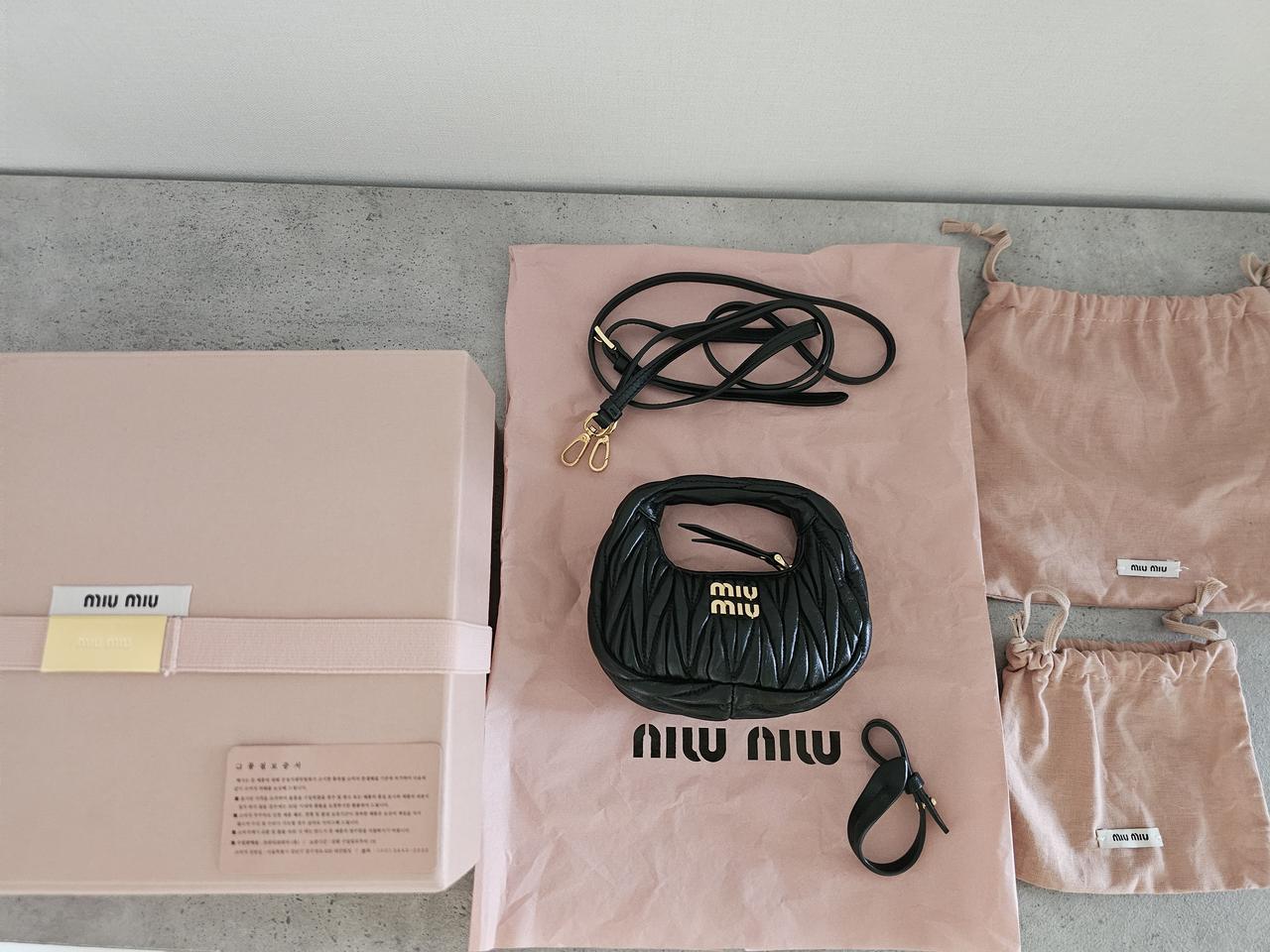 미우미우 완더 마테라쎄 실크 미니백 블랙 (5BP078)