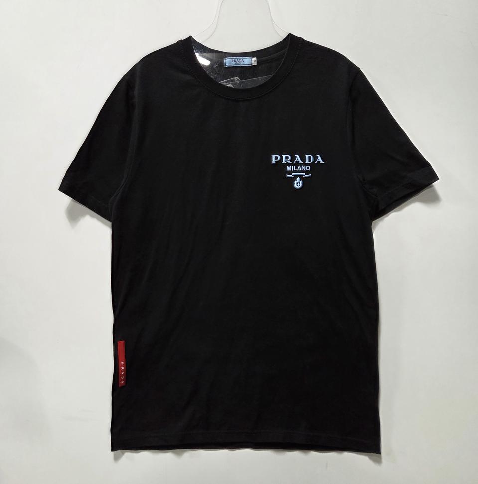 프라다 블랙 엠보로고 반팔 티셔츠 M 26042816