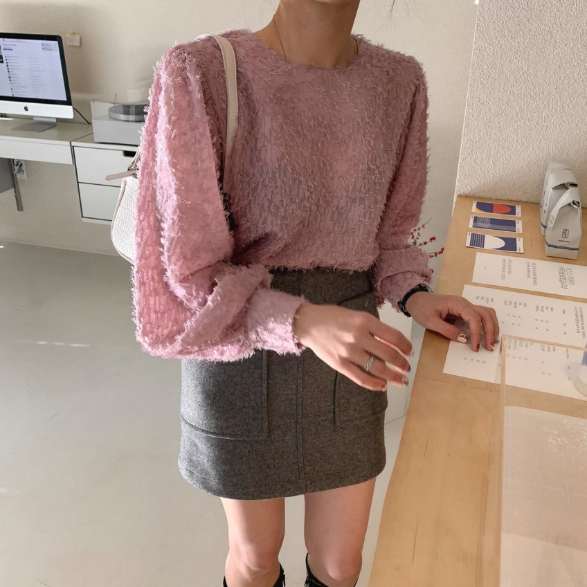핑크 깃털 텍스쳐 블라우스