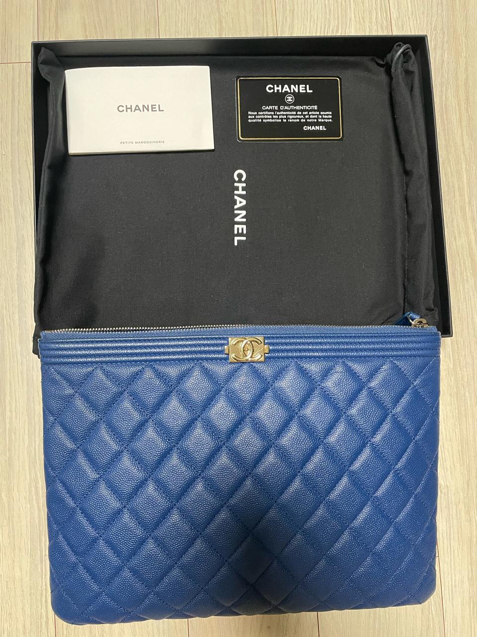 새상품급(정품)CHANEL 보이샤넬 미듐 클러치