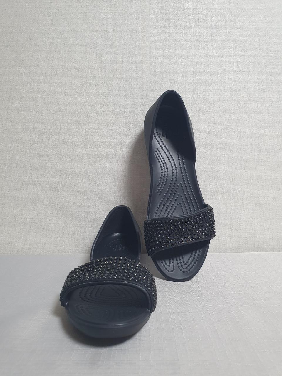 240mm 크록스 리나 엠벨리쉬드 도르세이 샌들 블랙 
