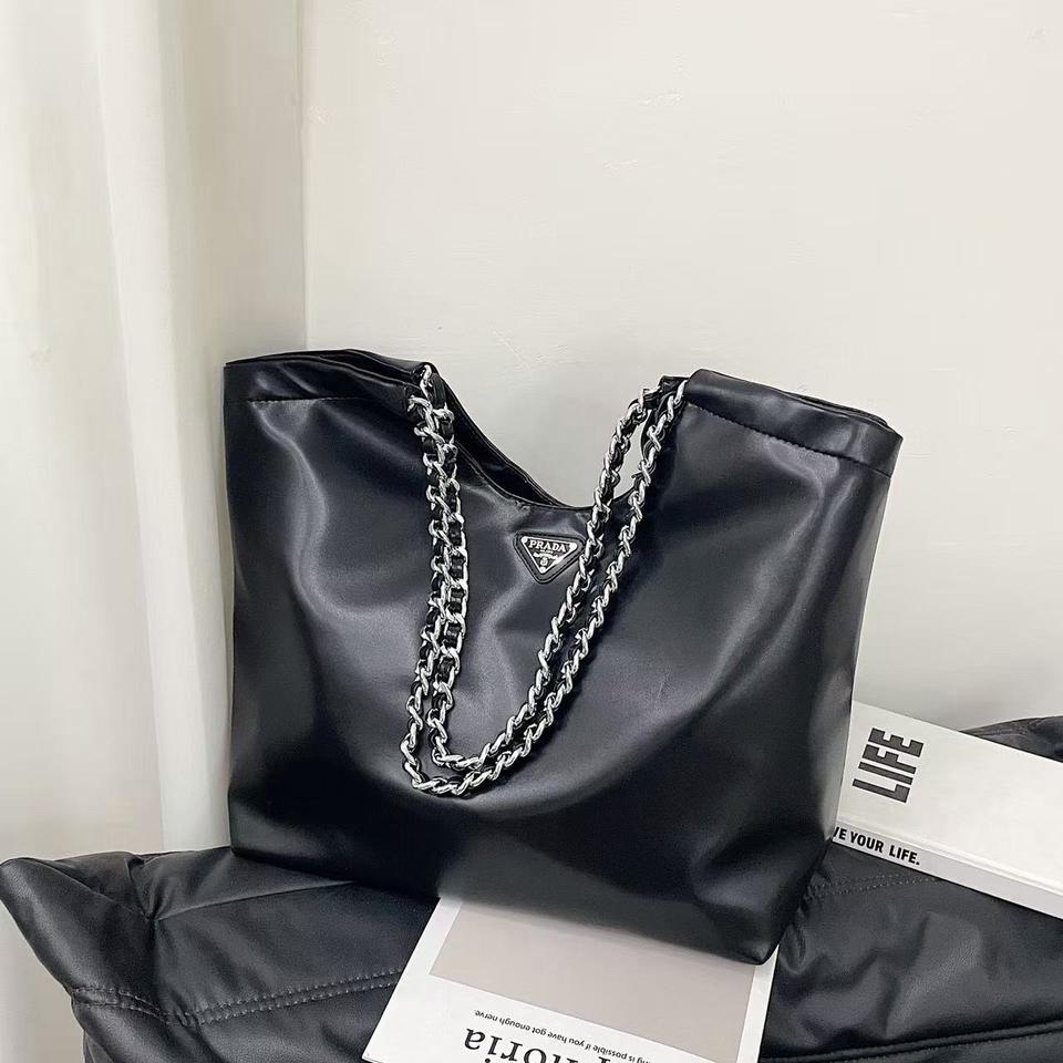 프라다 블랙 레더 로고 빅 숄더 체인백