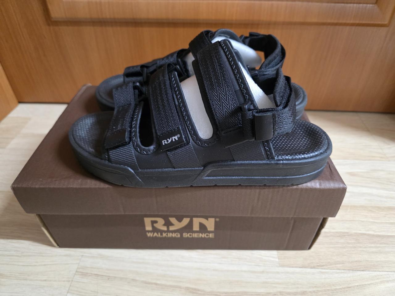 (새상품) RYN 발편한 쿠션감 좋은 샌들..250mm