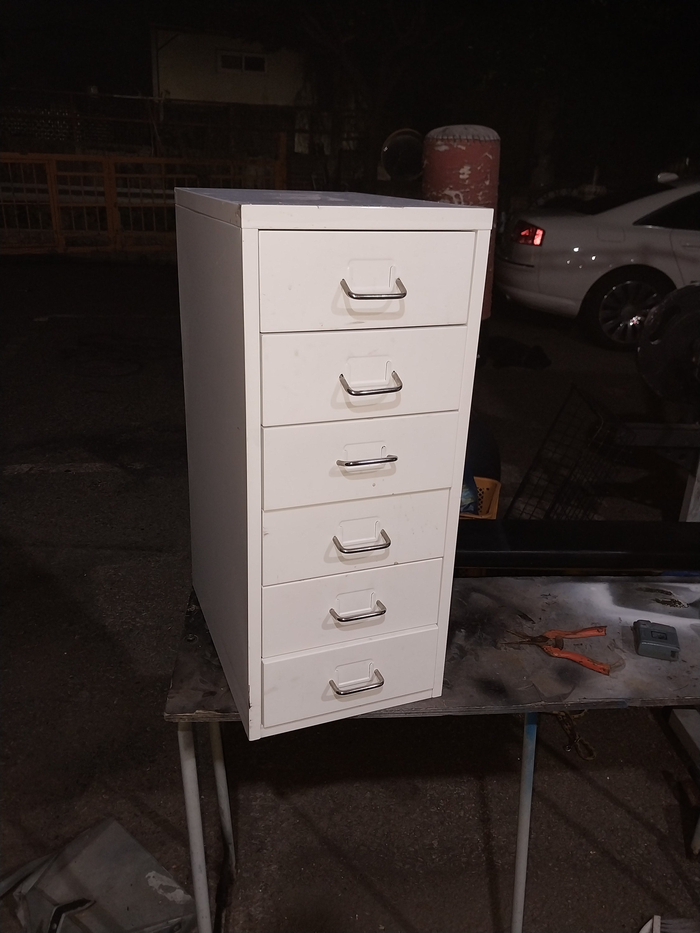 상태 양호한 화이트 색상의 6단 철제 서랍장