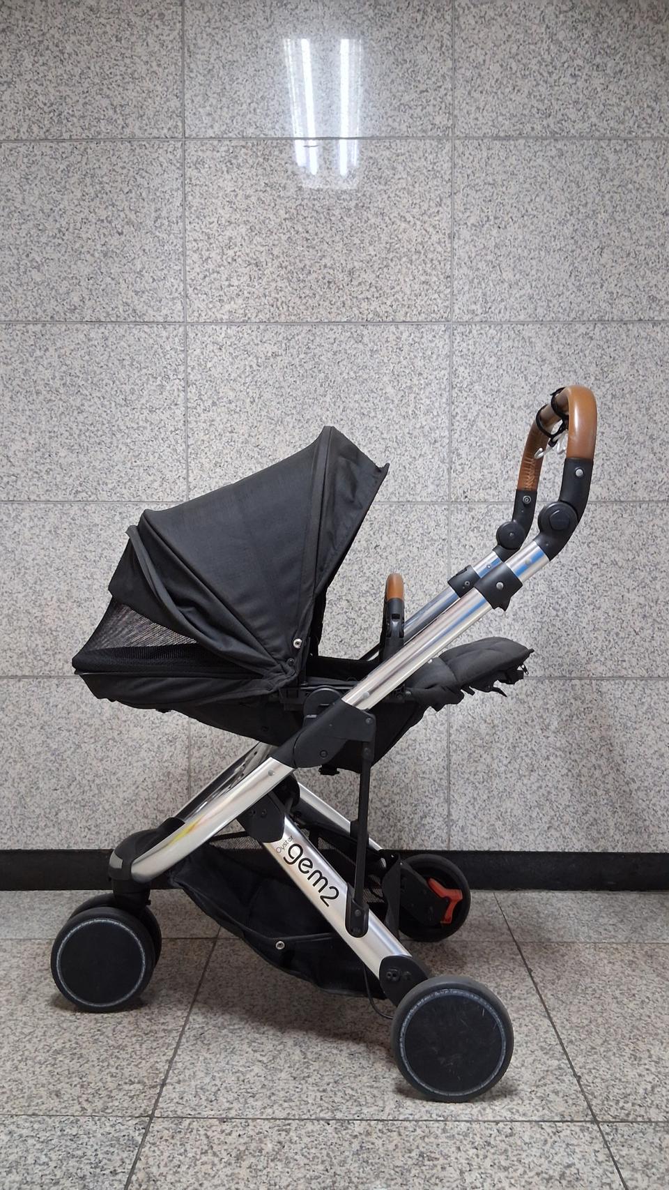 영국산 최고급 명품 럭셔리 기내반입 유모차 오이스터. 고급스런 가죽손잡이