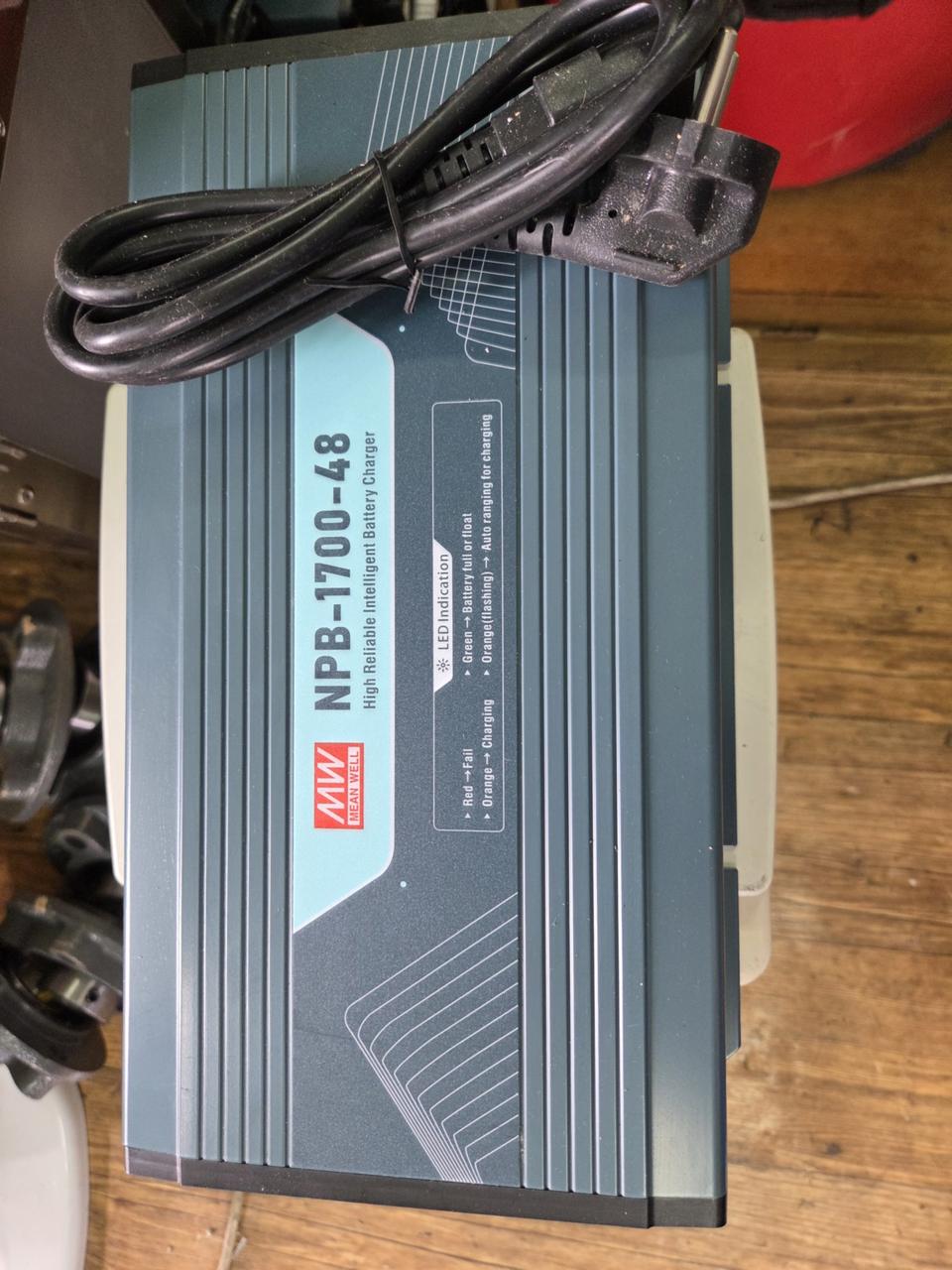 민웰 NPB-1700-48 48V 25A 산업용 배터리 충전기