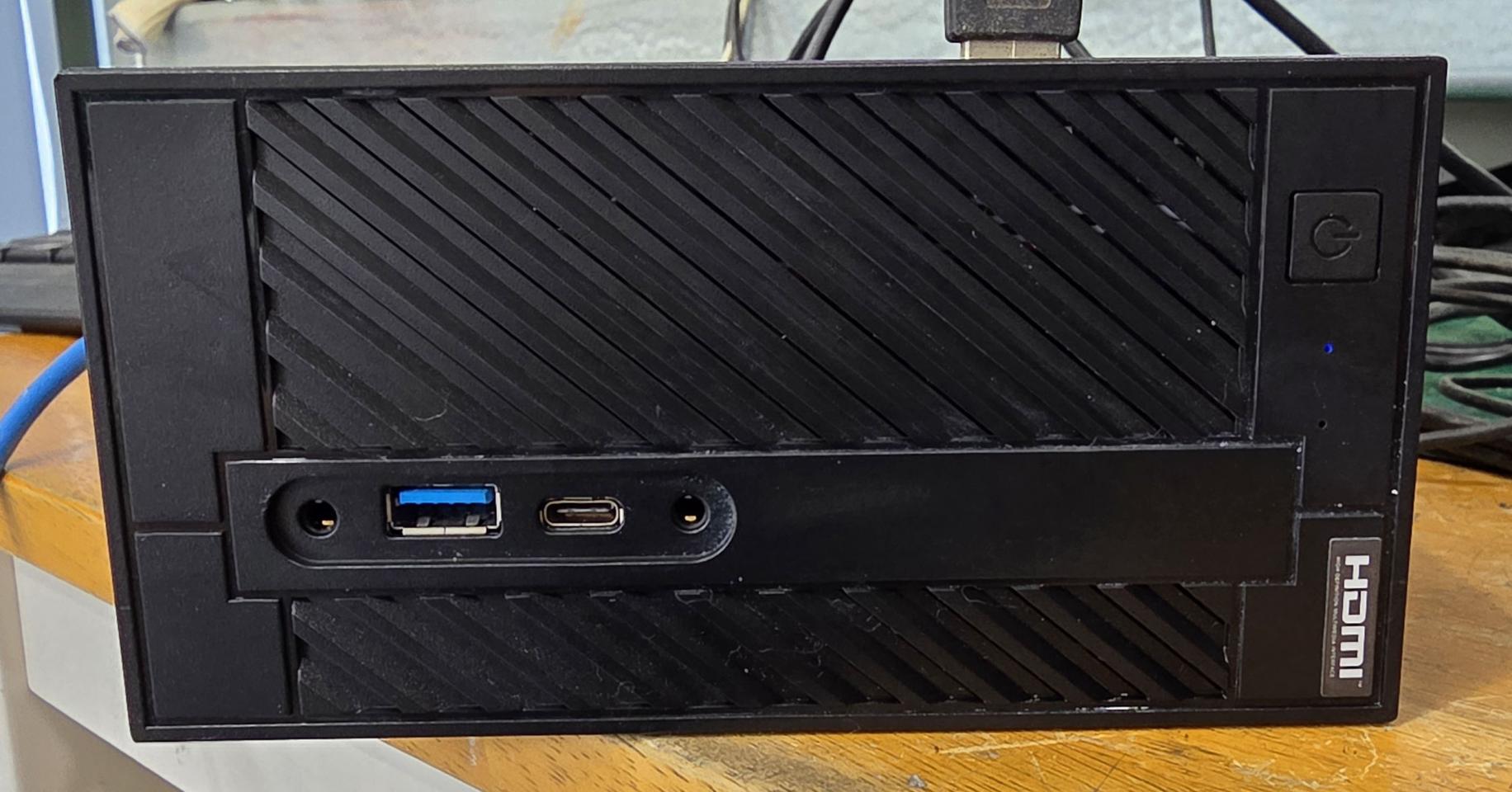 작고 강력한 성능의 ASRock DeskMini A300 미니 PC를 판