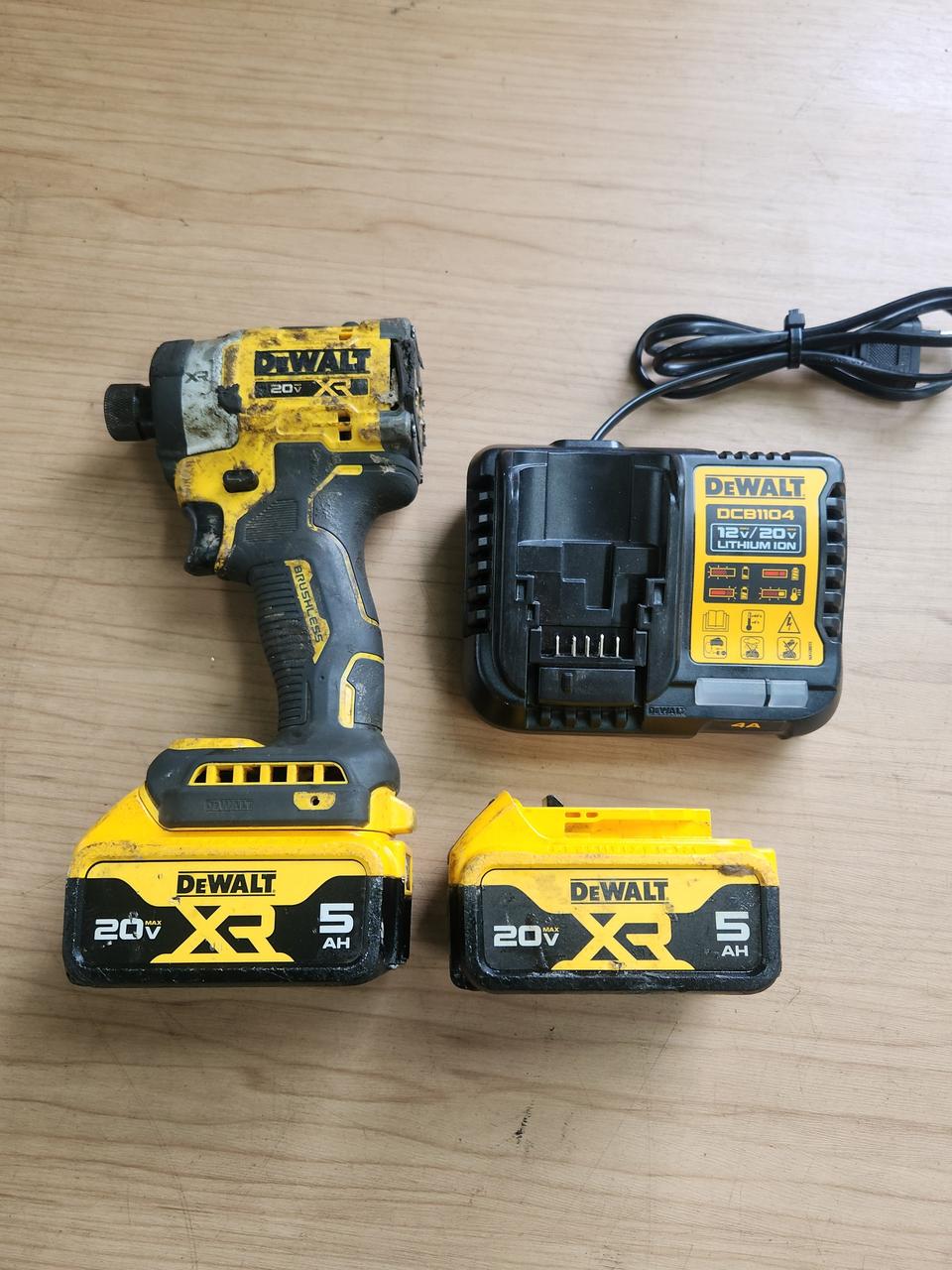디월트 20v 충전임팩 DCF860 팝니다