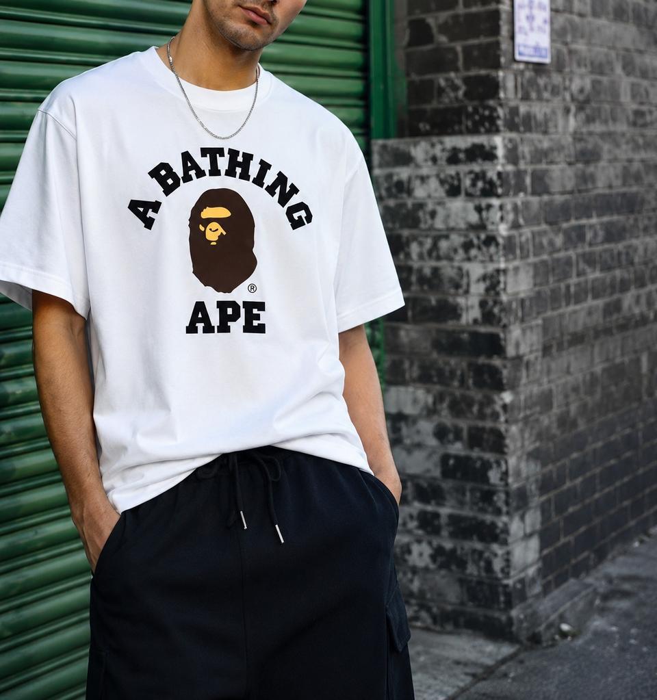 (새상품) 베이프(BAPE) 칼리지 남성 로고 반팔 티셔츠 XL