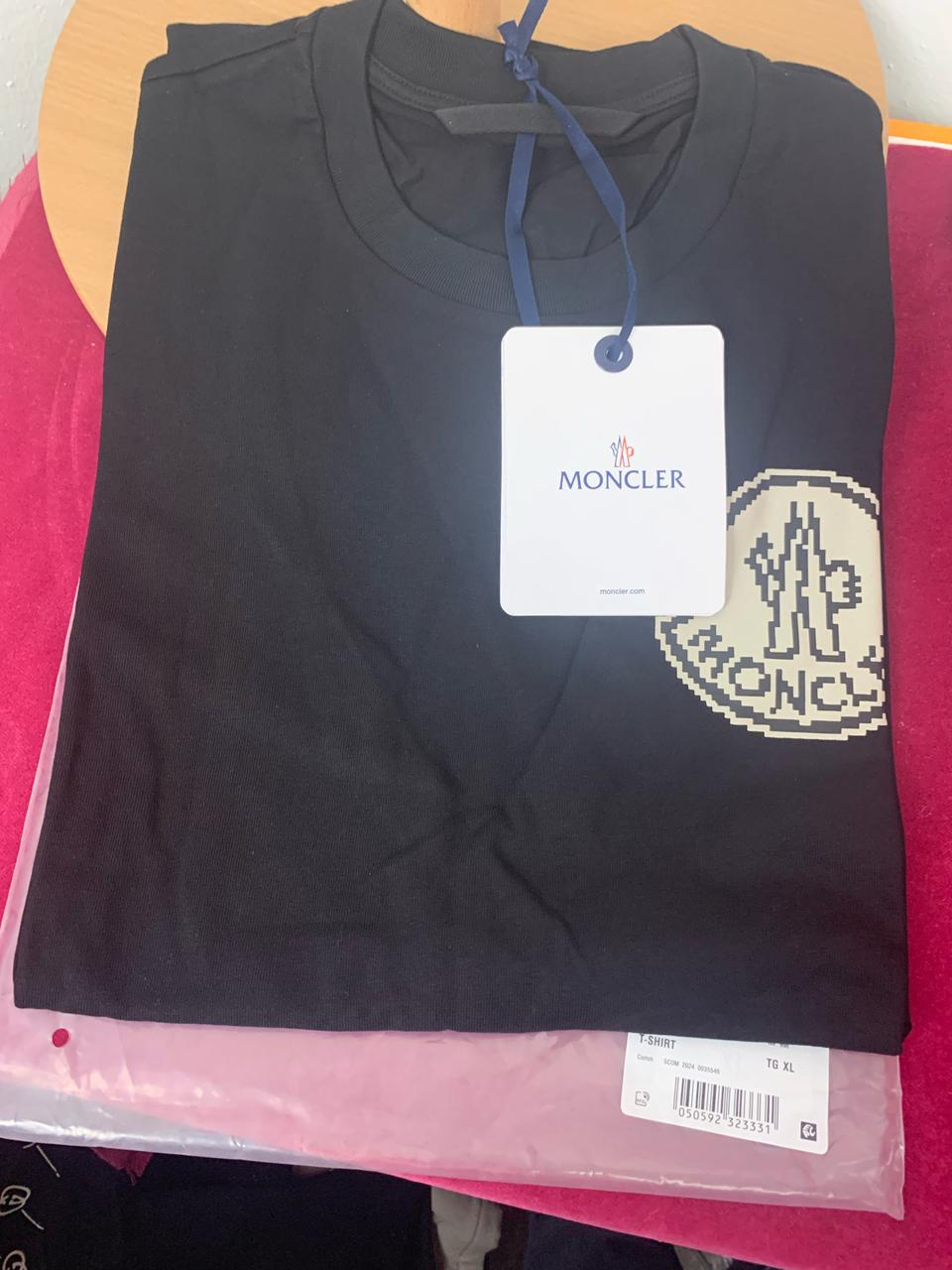 몽클. 남성 반팔 검정 티.  XL