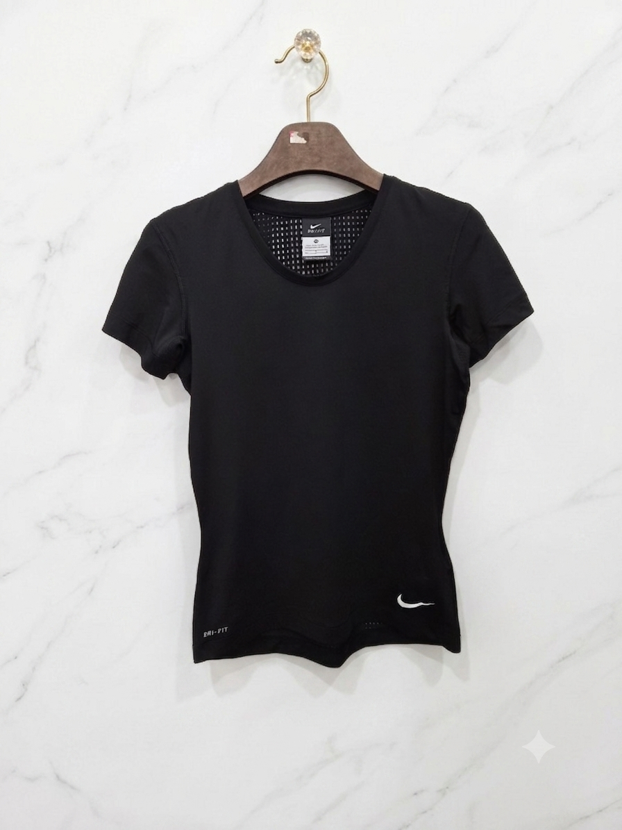 M사이즈 )) NIKE 나이키 여성 드라이핏 반팔티셔츠!~ 깔끔한 디자인
