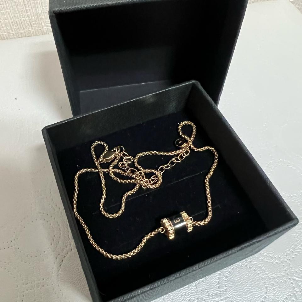 알마니 목걸이