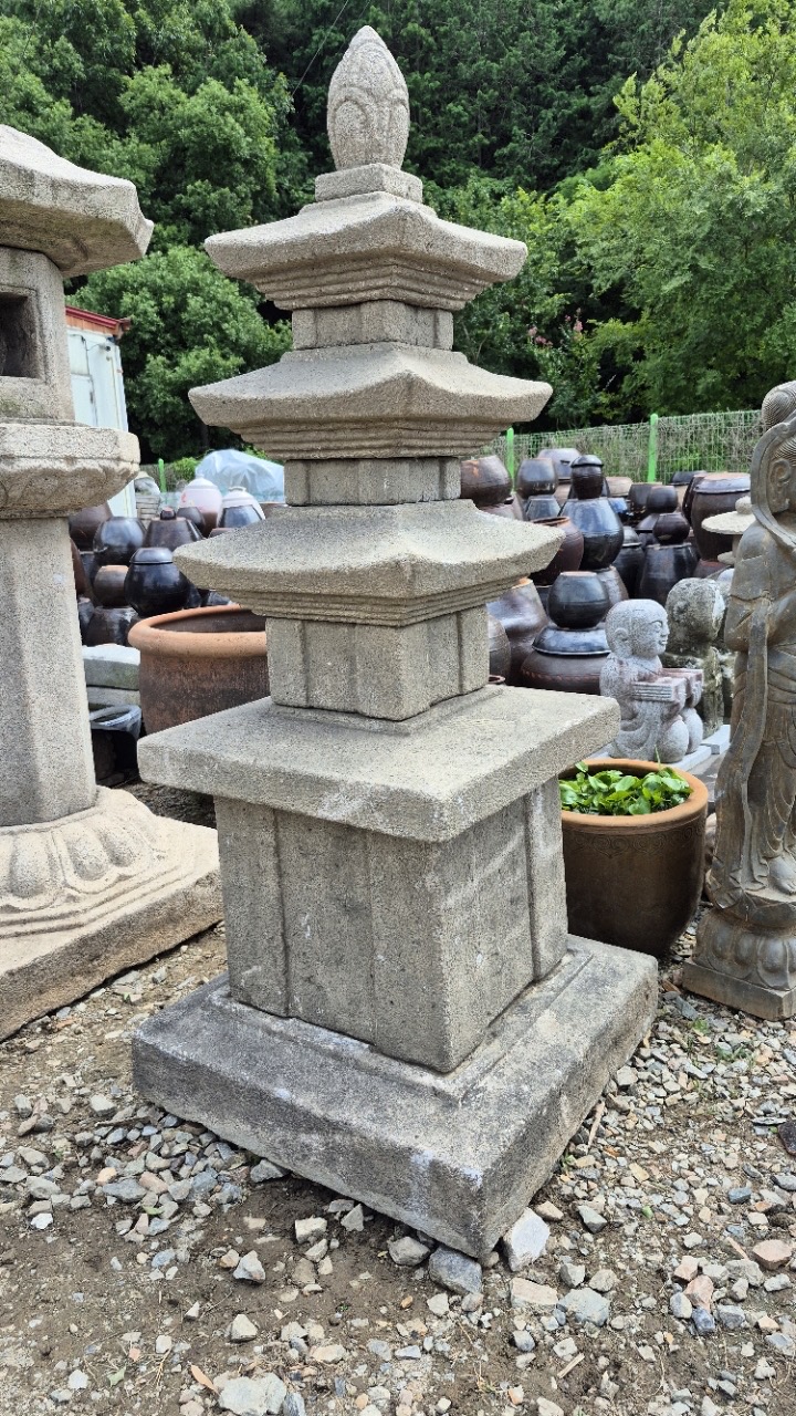 화강석 석탑