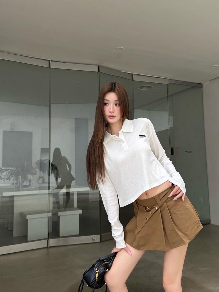 미우미우 시그니처 메탈 벨트 플리츠 미니 스커트