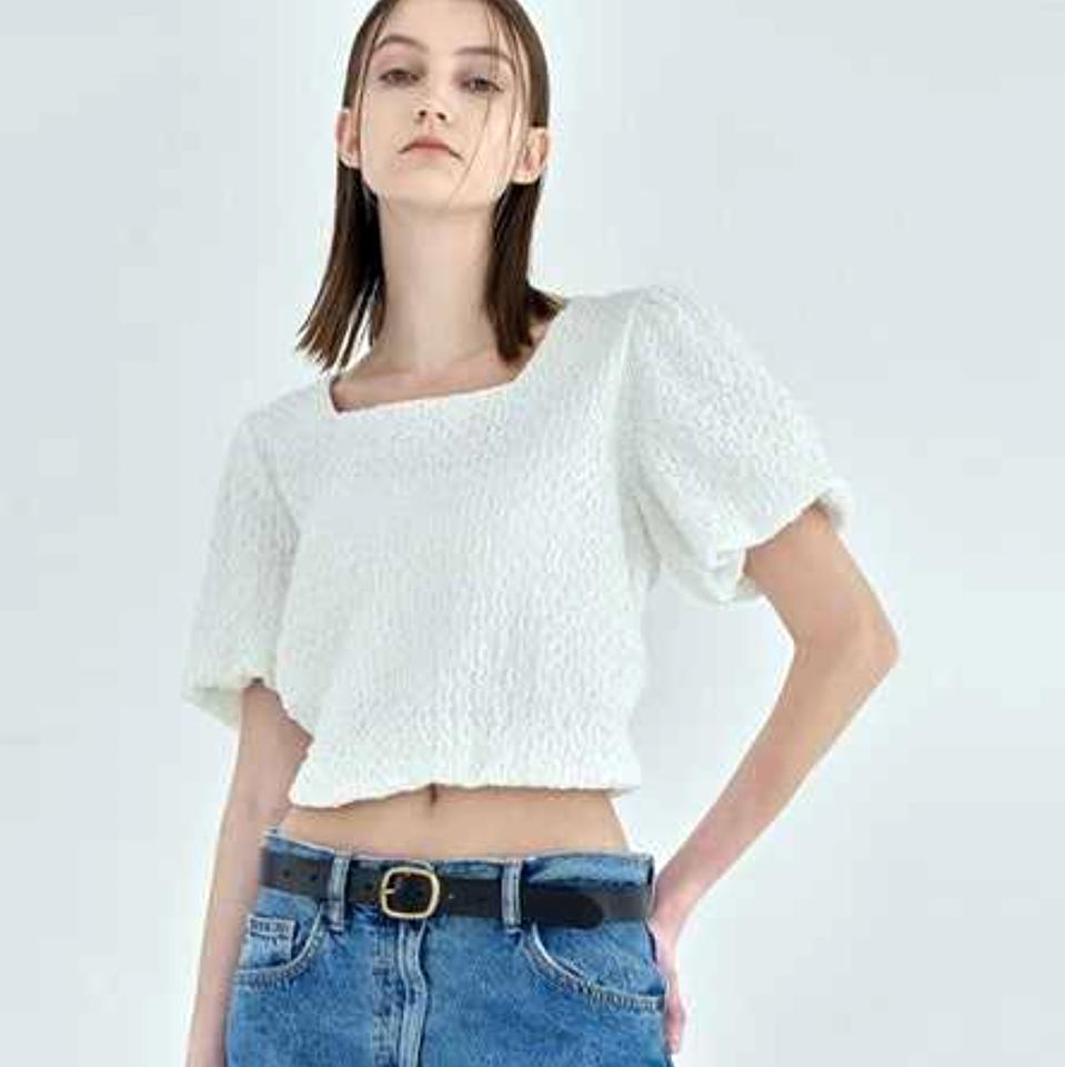 아틀리에나인(Atelier Nain) 스퀘어넥 엠보 블라우스 55-66