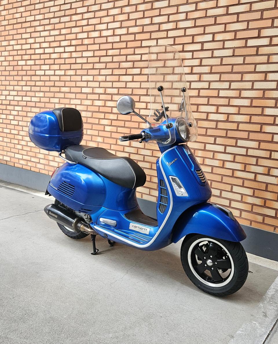 베스파 GTS 300 블루 색상 판매합니다