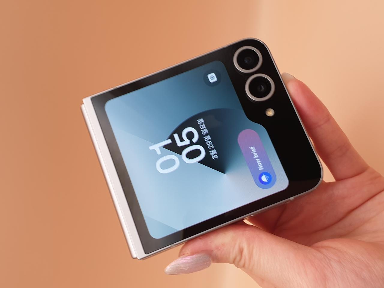 갤럭시 Z플립6 5G 실버쉐도우 256기가 판매합니다-F741N