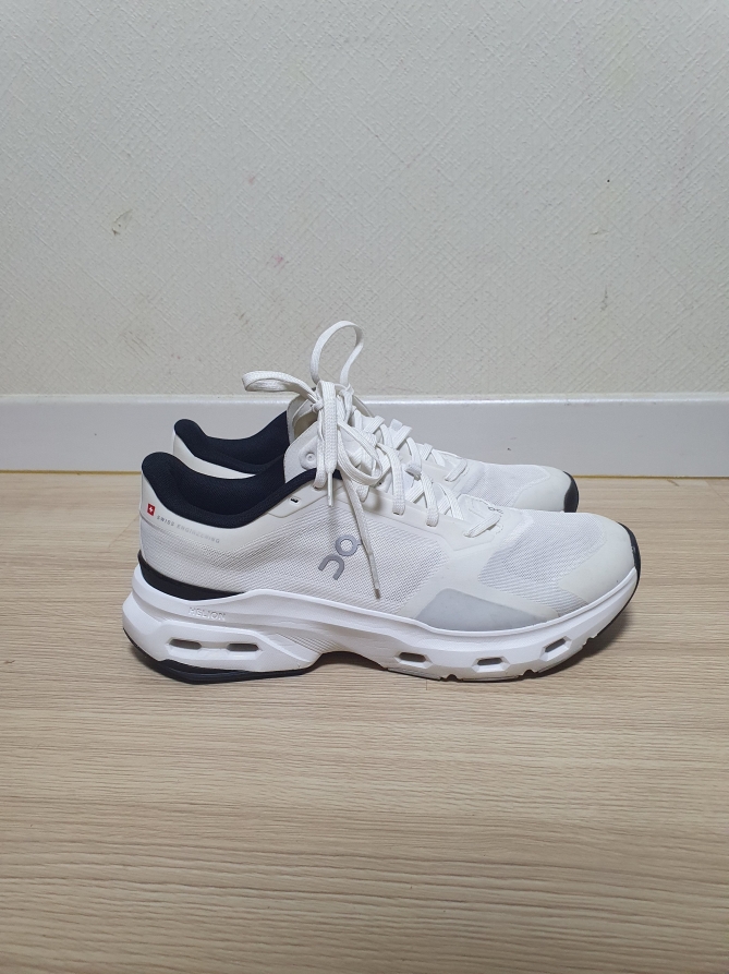 온러닝 클라우드 펄스2 트레이닝화 300