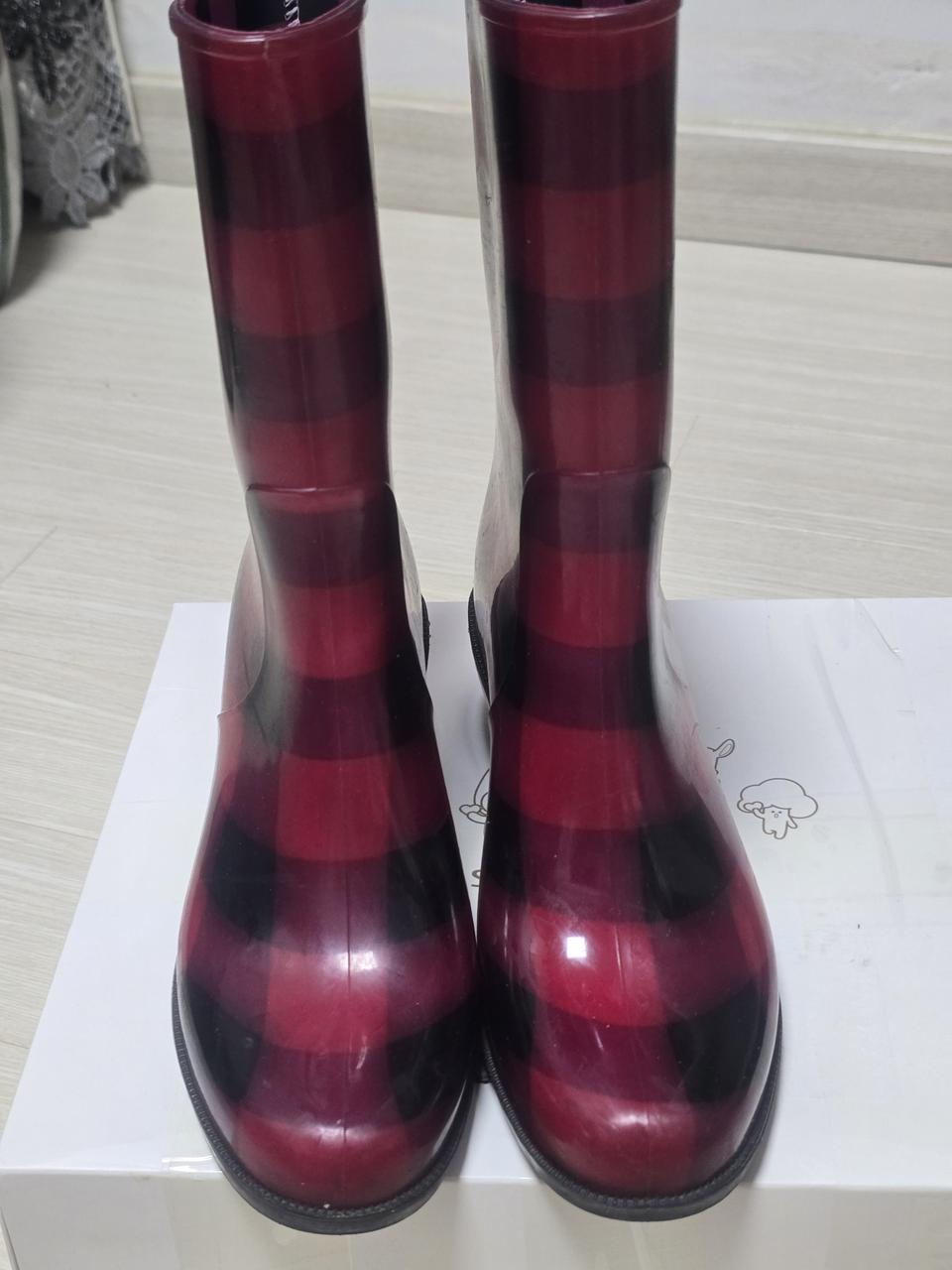 빨간색 레인부추. 굽이 있어. 이뻐요