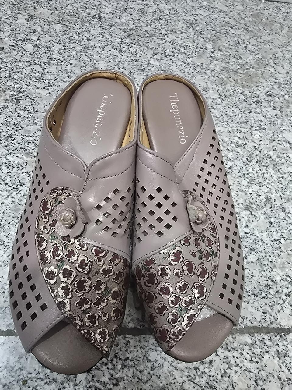 펀치 슬리퍼 색상과 발등을 덮는