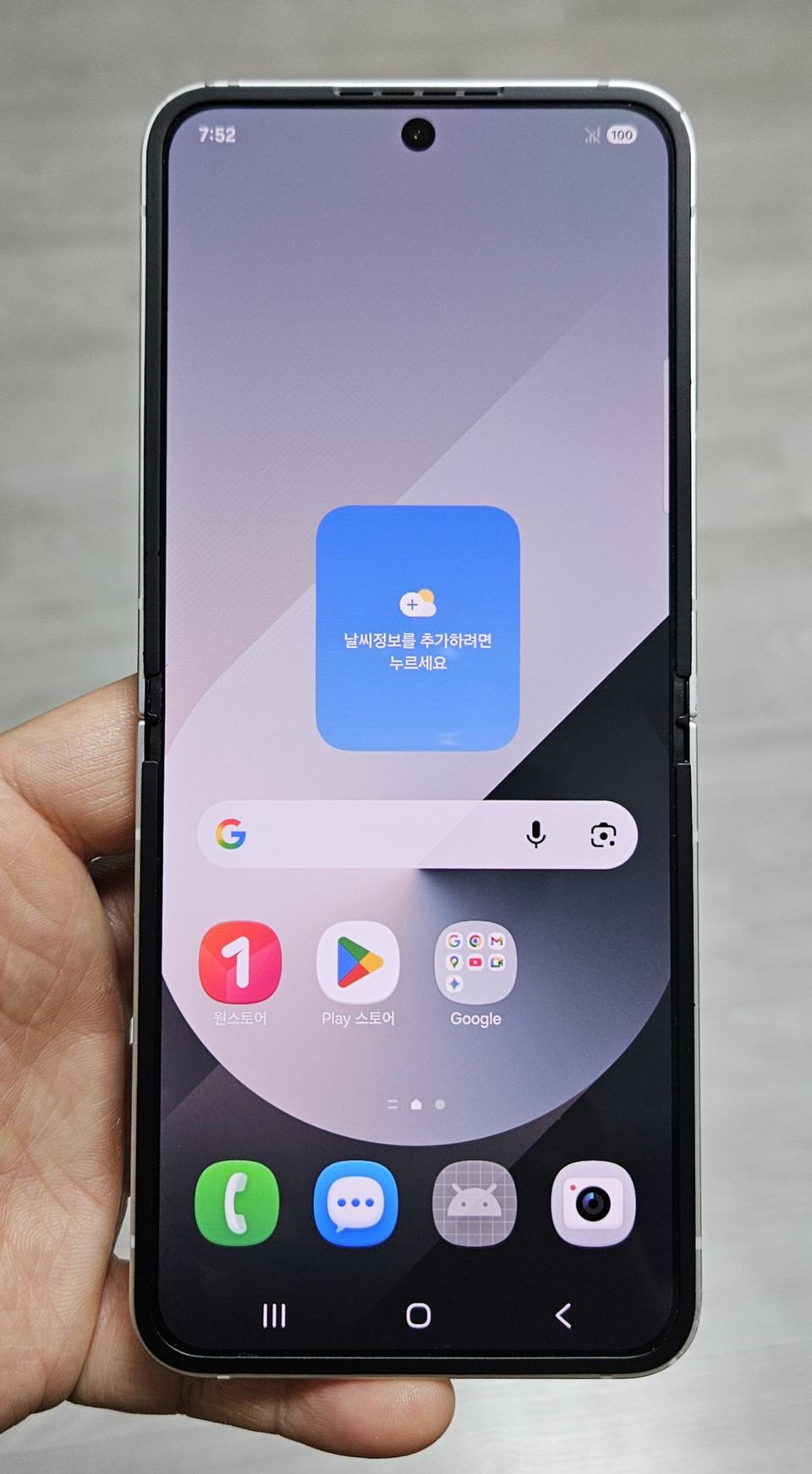 갤럭시 Z플립6 실버 256GB 싸게 팝니다.