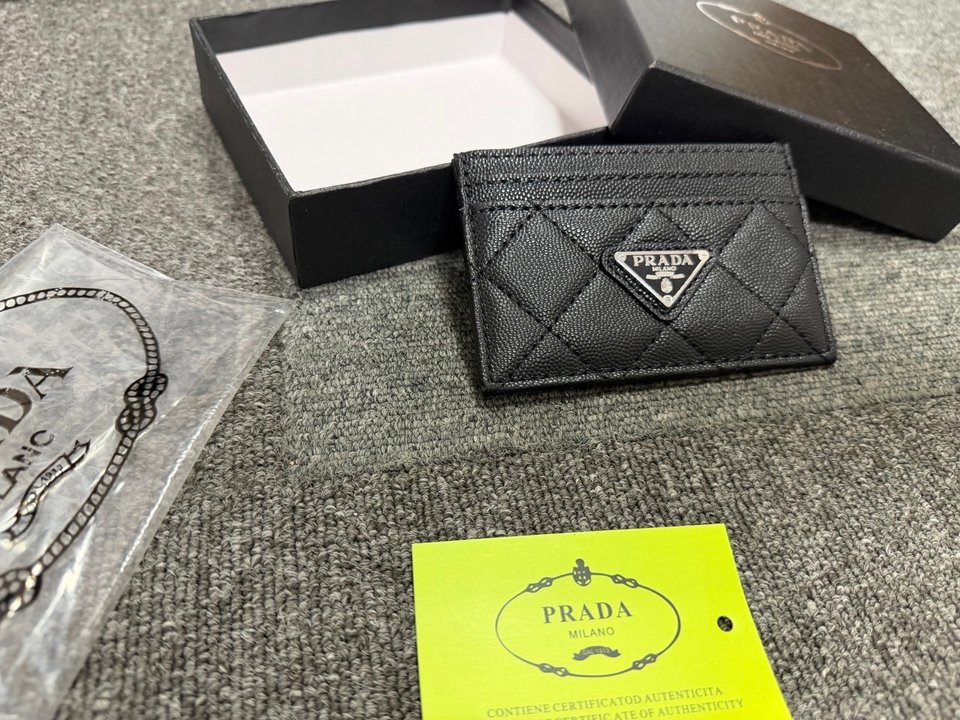 프라다 뷰티 캐비어 카드지갑 블랙