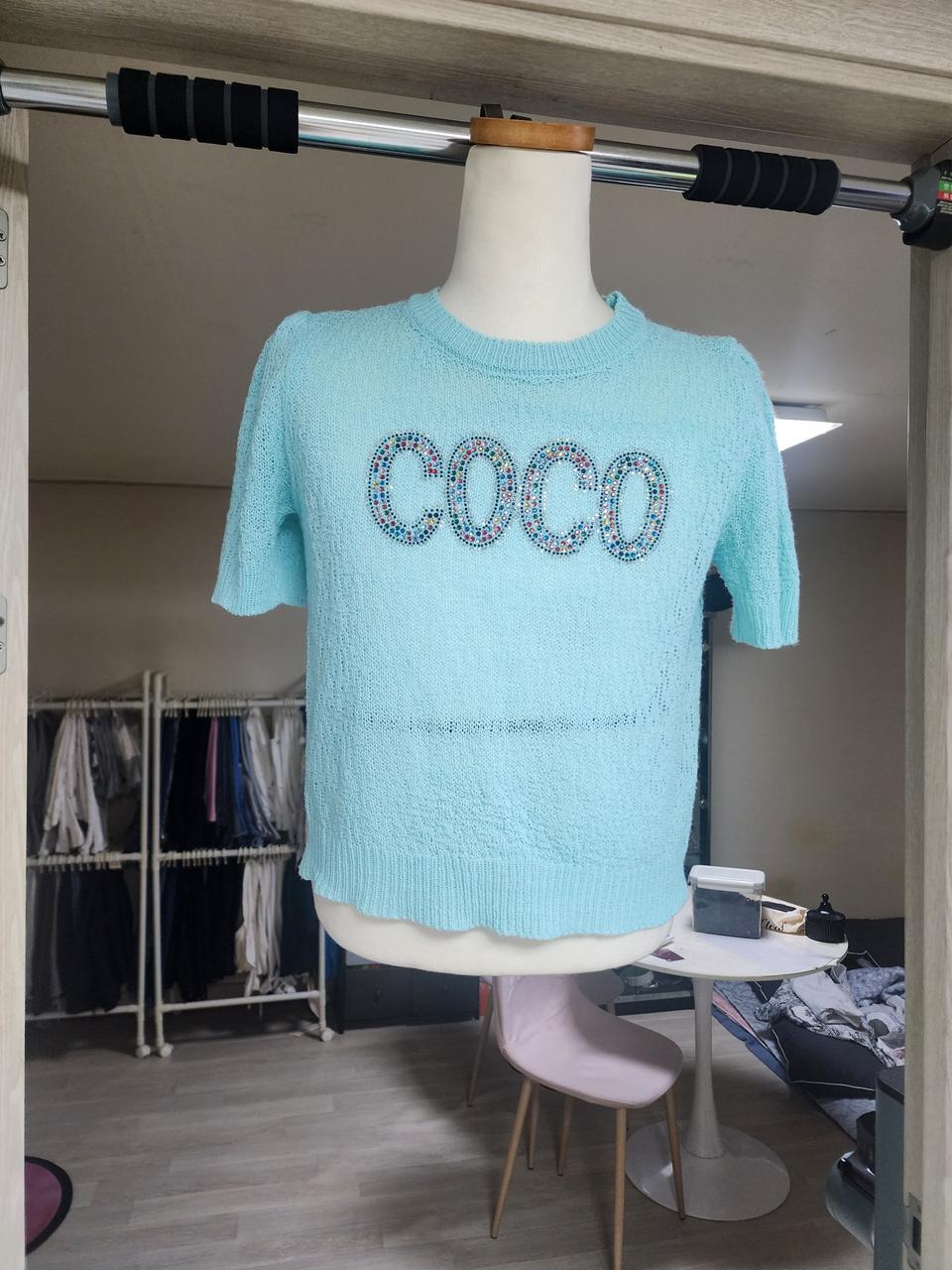 하늘색 COCO 큐빅 반팔 니트